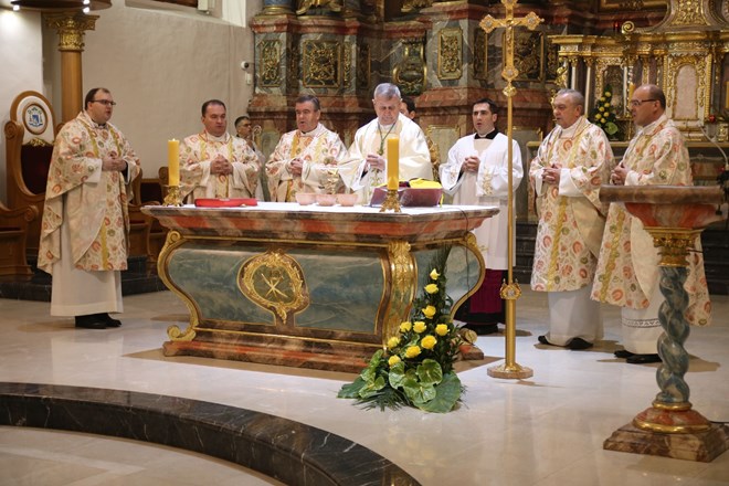 U prepunoj varaždinskoj katedrali biskup Josip Mrljak predvodio svečanu misu polnoćku